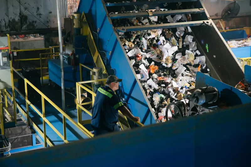 Travailleur dans une usine de recyclage