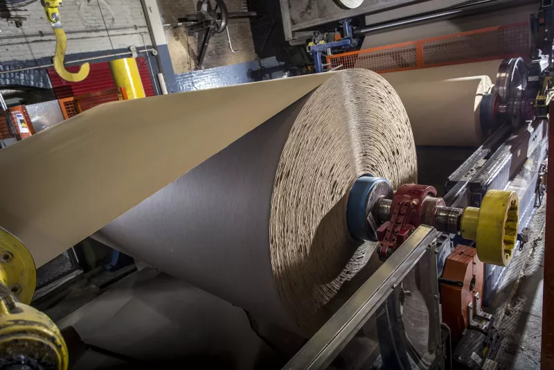 Rouleau de papier dans une usine de fabrication.